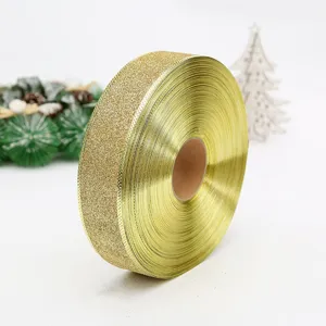 Vista detallada del rollo de cinta de purpurina dorada de 5 cm para envolver regalos
