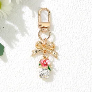 Gros plan d'un élégant porte-clés fleur avec nœud et grand pendentif en cristal