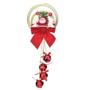 Primo piano di un addobbo natalizio con Babbo Natale, fiocco rosso e campanellini