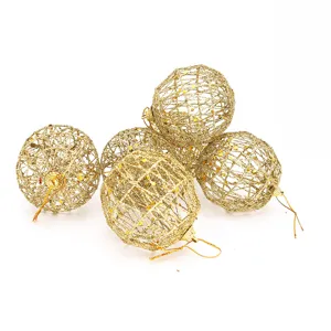 Dettaglio di palline di Natale in filo dorato con texture glitterata scintillante