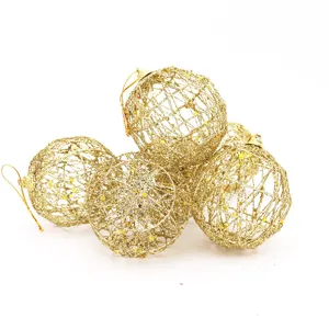 Dettaglio di palline di Natale in filo dorato traforato con glitter
