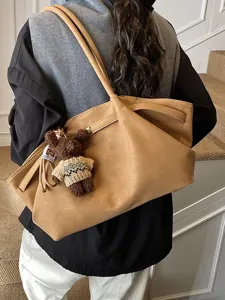 Élégant sac cabas camel vintage à cordon avec un charmant petit ours en peluche