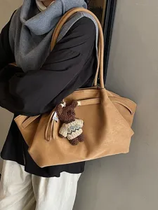 Sac cabas vintage minimaliste marron avec cordon et adorable breloque ours en peluche