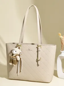 Sac cabas vintage matelassé à losanges avec breloque ours pour un quotidien très élégant