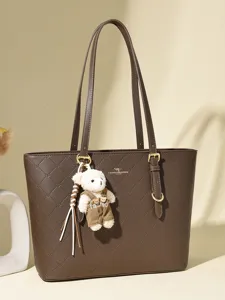 Sac cabas élégant en similicuir marron à motif de losanges avec breloque ours