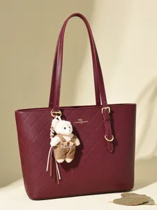 Élégant sac cabas matelassé bordeaux avec pendentif ours pour le quotidien
