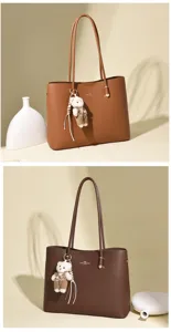 Detailansicht von braunen und dunkelbraunen Leder-Tote-Bags mit niedlichen Teddybär-Anhängern.