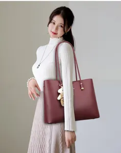Elegante bordeauxrote Damen-Handtasche aus Kunstleder mit großem Fassungsvermögen.