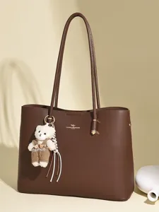 Braune Retro-Einkaufstasche mit großer Kapazität für Damen und süßem Plüschbären-Anhänger.