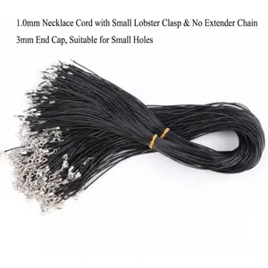 Détail de colliers en cordon de cire noir de 1,0 mm avec de petits fermoirs mousquetons