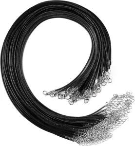 Vista detallada de cordones negros encerados de 2 mm con cierres de mosquetón plata