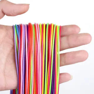 Gedetailleerde macro-opname van veelkleurige gewaxte kettingkoorden met textuur en kleuren