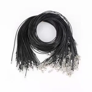 Zoom sur des colliers en cordon de cire noire de 1,0 mm avec fermoirs mousquetons argentés