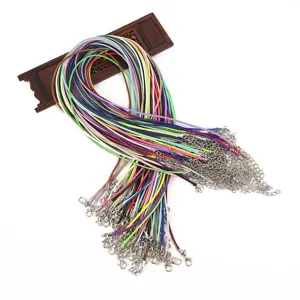 Detalle macro de cordones de cera de 2 mm para collares con cierres de langosta
