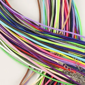 Detalle de cordones de cera de colores de 2 mm con cierres para joyería artesanal