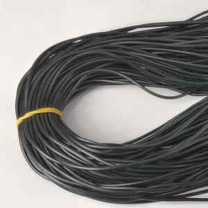 Gros plan d'un faisceau de cordon en cuir PU noir de 2 mm pour la création de bijoux DIY