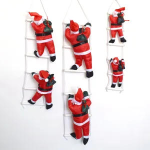 Dettaglio di vari Babbi Natale che si arrampicano su scale di corda per decori natalizi.