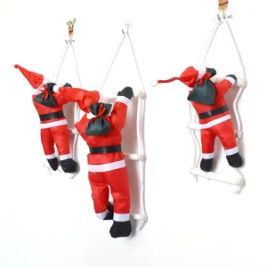 Vista dettagliata di tre figure di Babbo Natale che salgono su scale di corda per muro