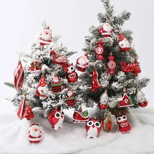 Adornos navideños variados en rojo y blanco con figuras de Papá Noel, muñeco de nieve y búho.
