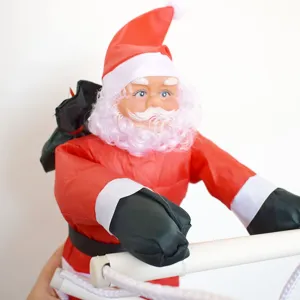 Babbo Natale che si arrampica sulla scala decorazione natalizia per atmosfera festosa.