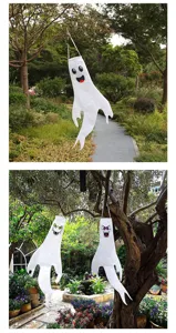 Halloween-Geist-Windsäcke an Bäumen für die Dekoration von Gartenpartys im Freien