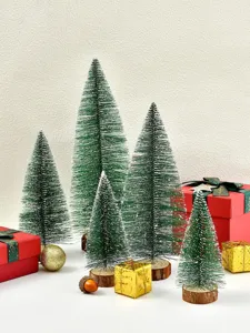 Miniconjunto de árboles de Navidad nevados en bases de madera con cajas de regalo