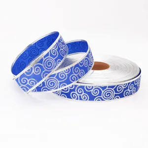 Cinta navideña azul con patrones de remolinos plateados para decoración y manualidades
