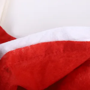 Gros plan sur le matériau en feutre rouge et blanc pour accessoires de Père Noël
