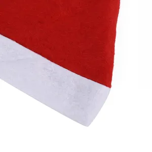 Gros plan sur la texture en feutre rouge et blanc doux d'un accessoire de Père Noël