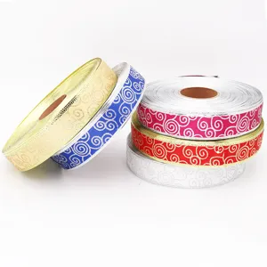Vista detallada de cintas de raso brillantes navideñas de 5cm con elegantes motivos florales