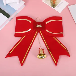 Primer plano de lazo navideño de terciopelo rojo con campana dorada y texto