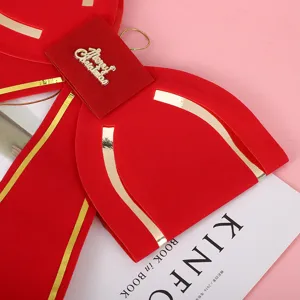 Primer plano de lazo navideño de terciopelo rojo con detalle de Merry Christmas