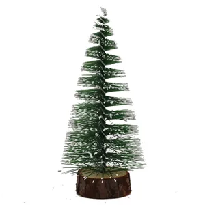 Mini-Weihnachtsbaum mit beschneiten Kiefernnadeln auf einem natürlichen Holzsockel.