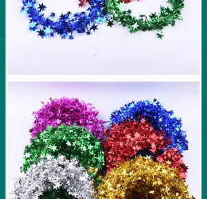 Gedetailleerde macro-opname van kleurrijke sterren slingers voor kerstboomdecoratie