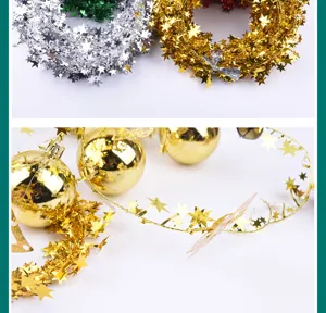 Detail van gouden en zilveren kerstster slingers met glanzende kerstbal ornamenten.