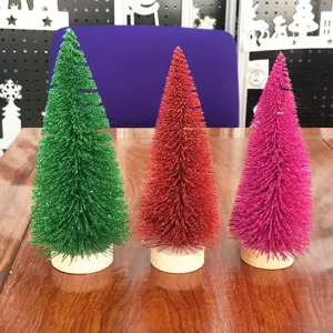 Detailansicht mini Sisal-Flaschenbürsten-Weihnachtsbäume in den Farben Grün Rot Pink