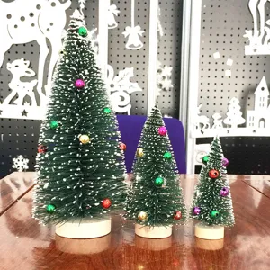 Set aus drei Mini-Schnee-Weihnachtsbäumen mit buntem Schmuck für den Schreibtisch