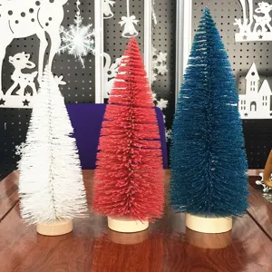 Set aus drei Mini-Sisal-Weihnachtsbäumen in Weiß, Rot und Blau auf runden Holzsockeln.
