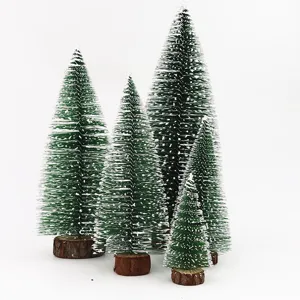 Set aus fünf Mini-Weihnachtsbäumen mit Schneeeffekt auf Holzsockeln für den Tisch