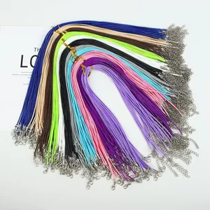 Una colección de cordones de cuero encerado de 2 mm de colores con cierres de langosta para joyas