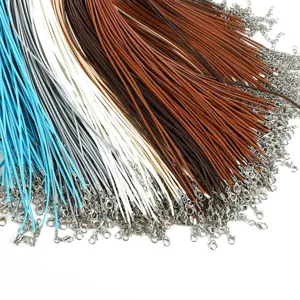 Detalle de cordones de cera de 2mm de colores para collares con cierres de mosquetón