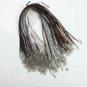 Detalle de cordones de cuero encerado multicolor de 2mm con cierres de langosta para joyería DIY