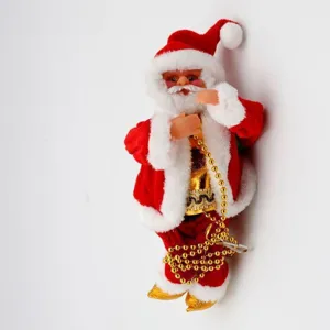 Vista detallada de Papá Noel escalador de peluche con cadena de cuentas doradas decorativa
