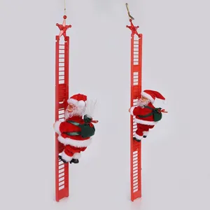 Detail van elektrische Kerstman figuren die op rode ladders klimmen voor kerstversiering