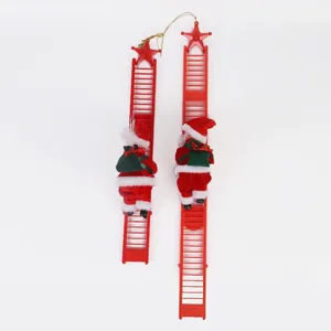 Detail van elektrische klimmende kerstman figuren op rode ladders kerstversiering