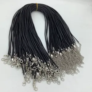 Detail van 1,5 mm zwarte waskoord kettingen met karabijnsluitingen en verlengketting