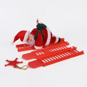 Detailansicht einer elektrisch kletternden Weihnachtsmann-Puppe mit roten Leitern