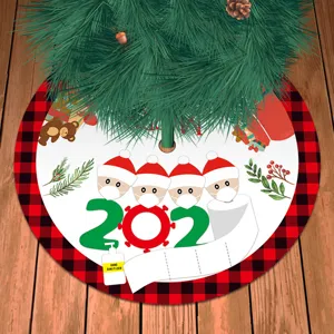 Ronde kerstboomrok met rood en zwart ruitpatroon en 2020 pandemie-thema opdruk