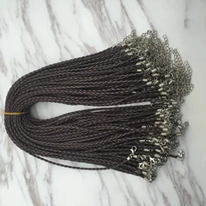 Vista detallada del collar de cordón de cera trenzado marrón con cierre de mosquetón plata