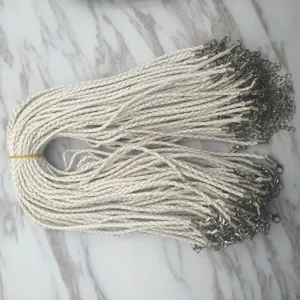 Primer plano de hilos de collar de cordón de cera trenzado blanco con cierres de plata